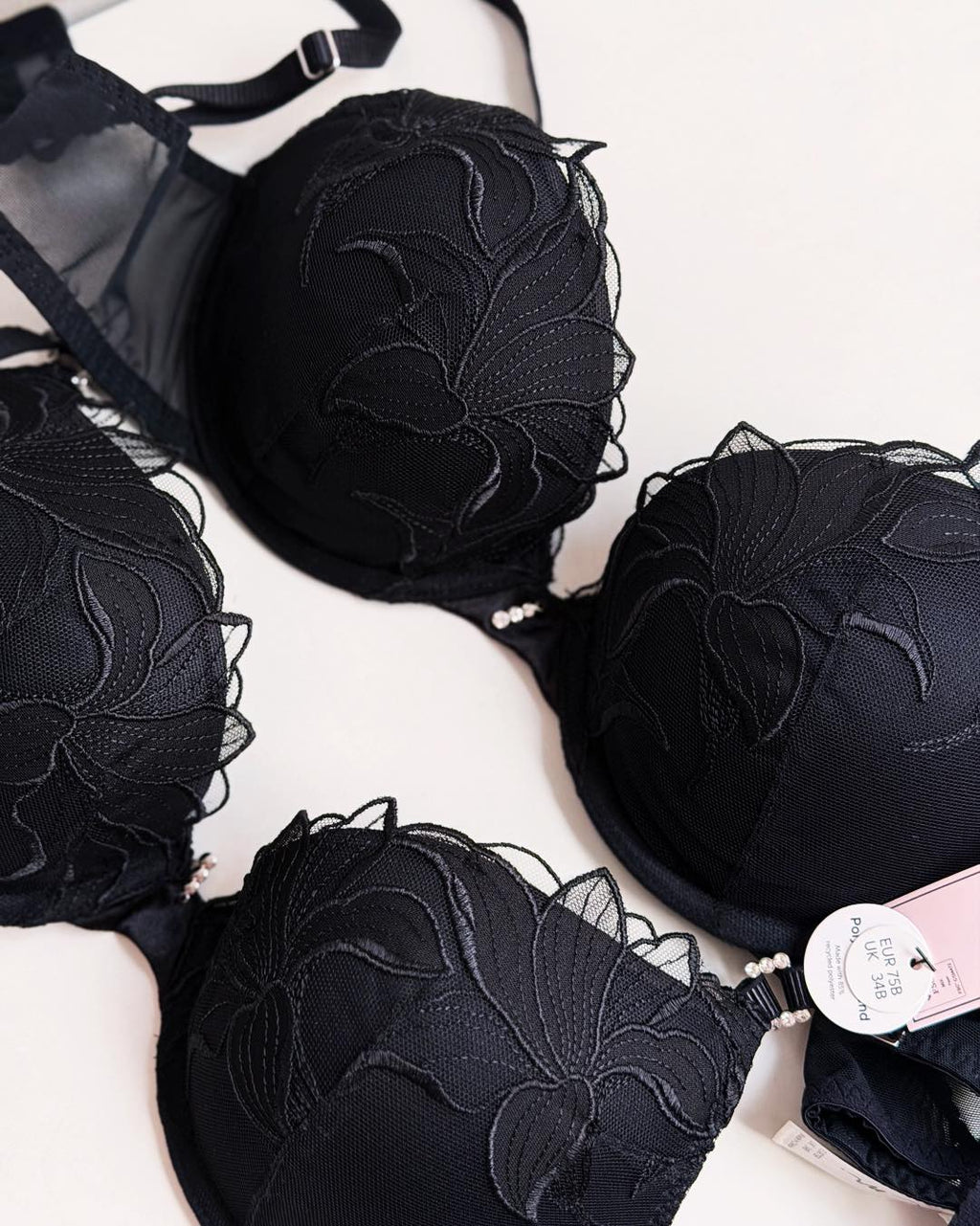 Elegance in lace, power in black 🖤
Made to make you feel irresistible.