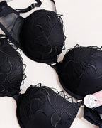 Elegance in lace, power in black 🖤
Made to make you feel irresistible.