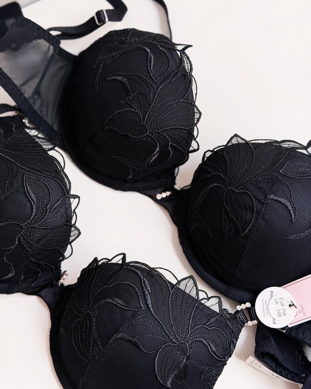 Elegance in lace, power in black 🖤
Made to make you feel irresistible.